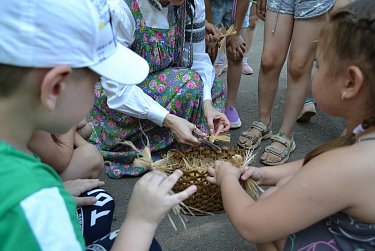 Вечер во дворе
